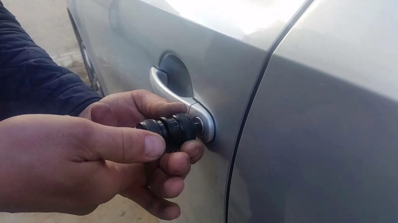 открывание дверей автомобиля без ключа. машина закрылась ключи оставил. машина закрылась ключи оставил. проволока для вскрытия авто. дверь авто.