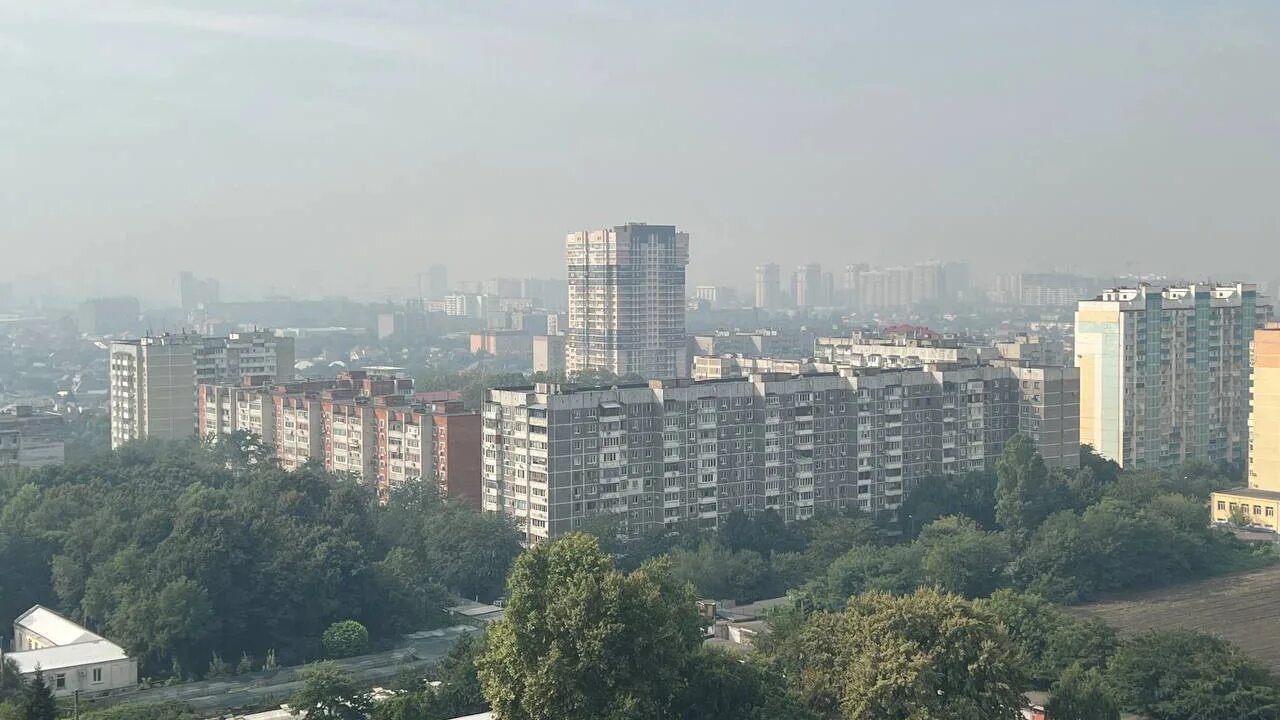 Многоэтажки в тумане. Смог в краснодаре. Столица с главным городом краснодар. Гарь краснодар. Гарь краснодар.