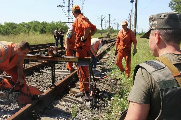 Шпалоукладчик. Майорск ЖД. Дороги ДНР восстановление. Восстановление инфраструктуры.