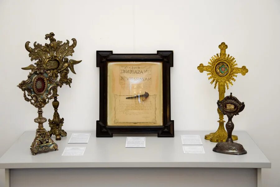 ценные реликвии. собор нотр дам де пари сокровищница. титло иисуса христа. самые ценные христианские реликвии.