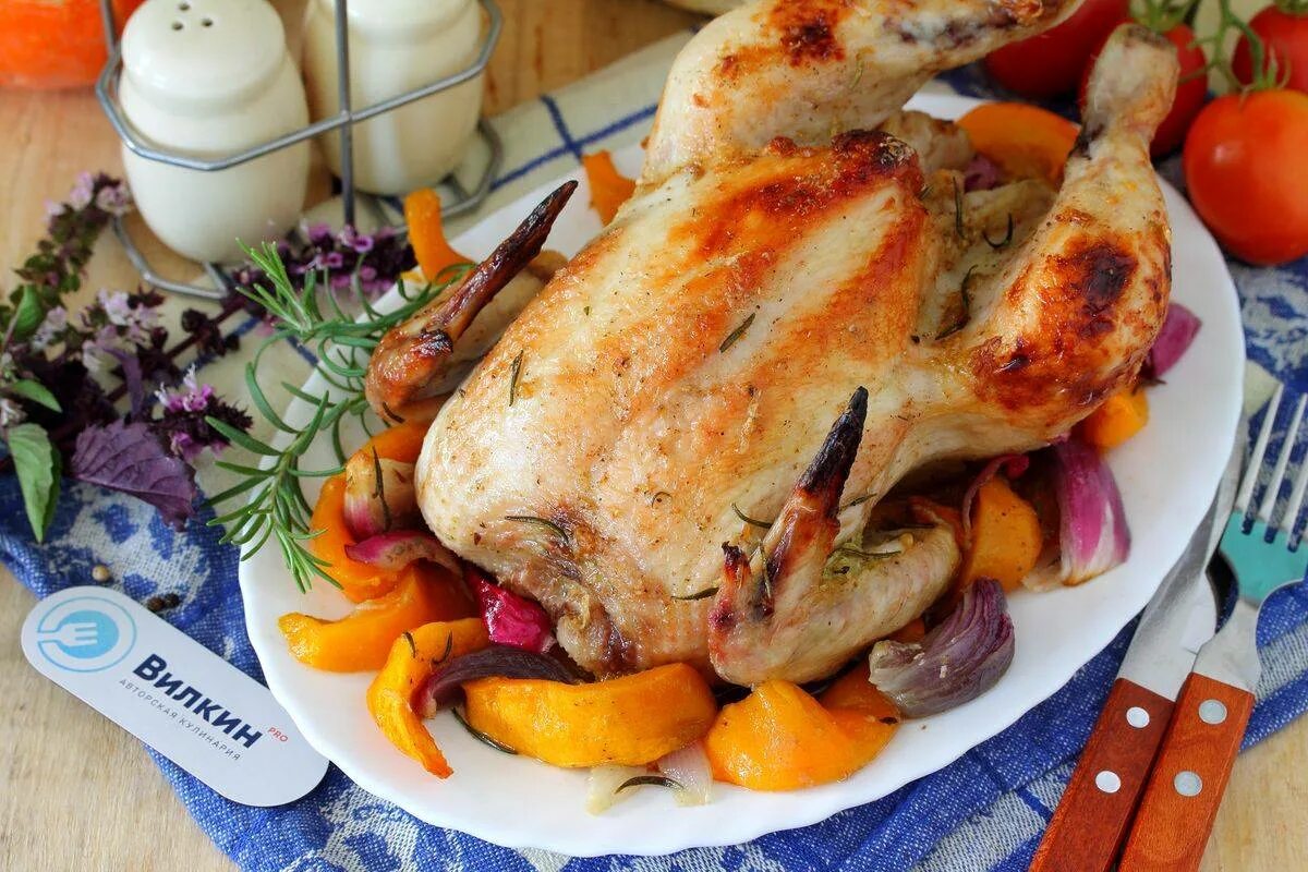 Курица в духовке с тыквой и картошкой. Курица с тыквой в духовке. гарнир к курице в духовке. тыква запеченная с курицей. курица в тыкве запеченная в духовке.