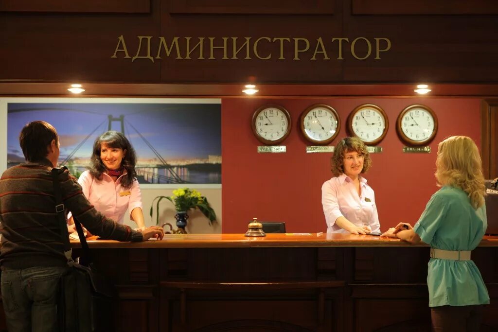 Стойка приема и размещения в гостинице. Ресепшн отеля. Администратор на ресепшене в гостинице. Азимут отель олимпик москва ресепшн. Гостиница без администратора москва.