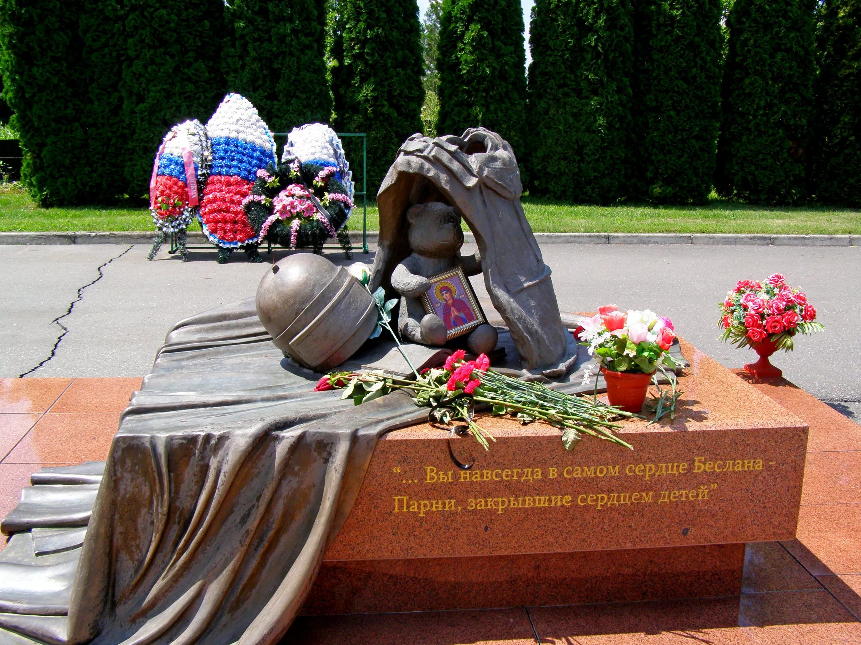 Город ангелов мемориальное кладбище в беслане. Мемориал в беслане город ангелов. Ангелы беслана. Город ангелов беслан 2020. Ангелы беслана.
