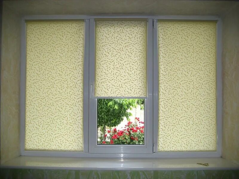 Какие ткани рулонных штор. Жалюзи рулонные uni2 Drezden 565+1380. Кассетные ролло шторы. Рулонные жалюзи на пластиковые окна. Рулонные шторы на окна.