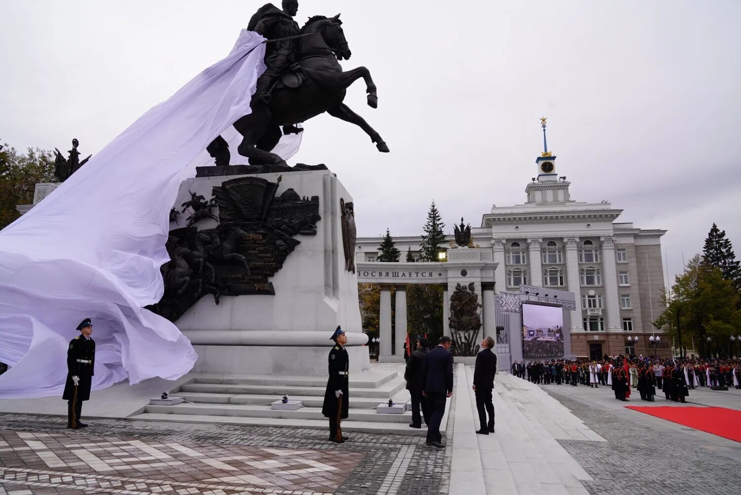 Шаймуратов памятник в Уфе. Памятник Минигали Шаймуратову в Уфе. Памятник Минигали Шаймуратову на Советской площади. Шаймуратов генерал памятник в Уфе.