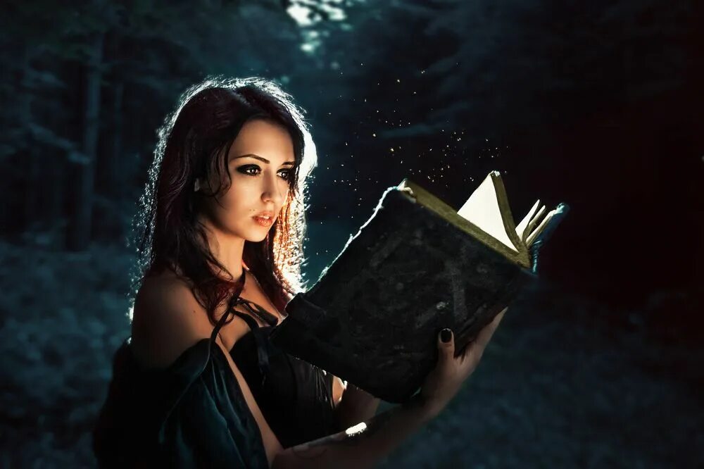 Стать темной ведьмой. Магическая фотосессия. Девушка ведьма. Красивая ведьма. Книга магов.