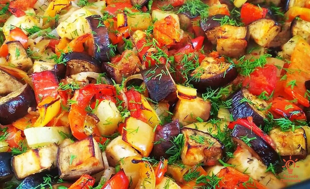Картошка перец помидоры овощное рагу. Рагу и баклажанов и цукини. Овощи в духовке. Печёные овощи в духовке. Вкусные овощи в духовке.