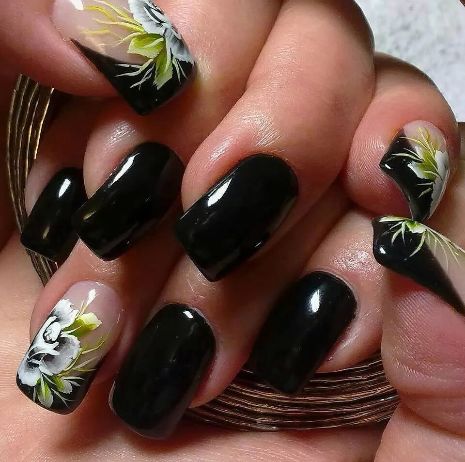Черный весенний маникюр. Черные ногти с цветами. Черный маникюр. Маникюр черный с цветами. Черные ногти с цветочками.