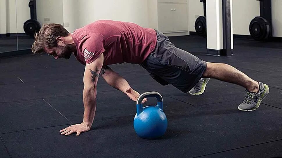 Bench dress. Упражнения на трицепс с гирей. Тренировки по науке. Спортсмен с гирей. Гиревой спорт техника рывка.