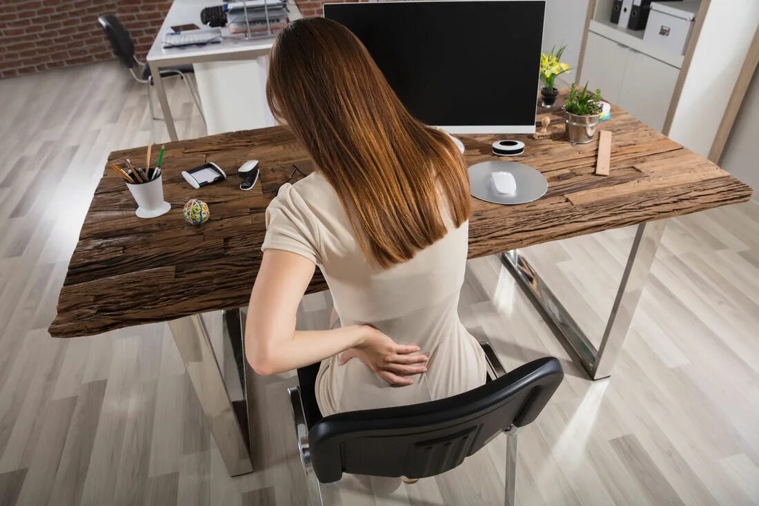 Женщина сидячий образ жизни. Сидячий образ жизни. Кресло для здоровой спины. Фото на стуле со спины. Женская рука опирает стул с зади.