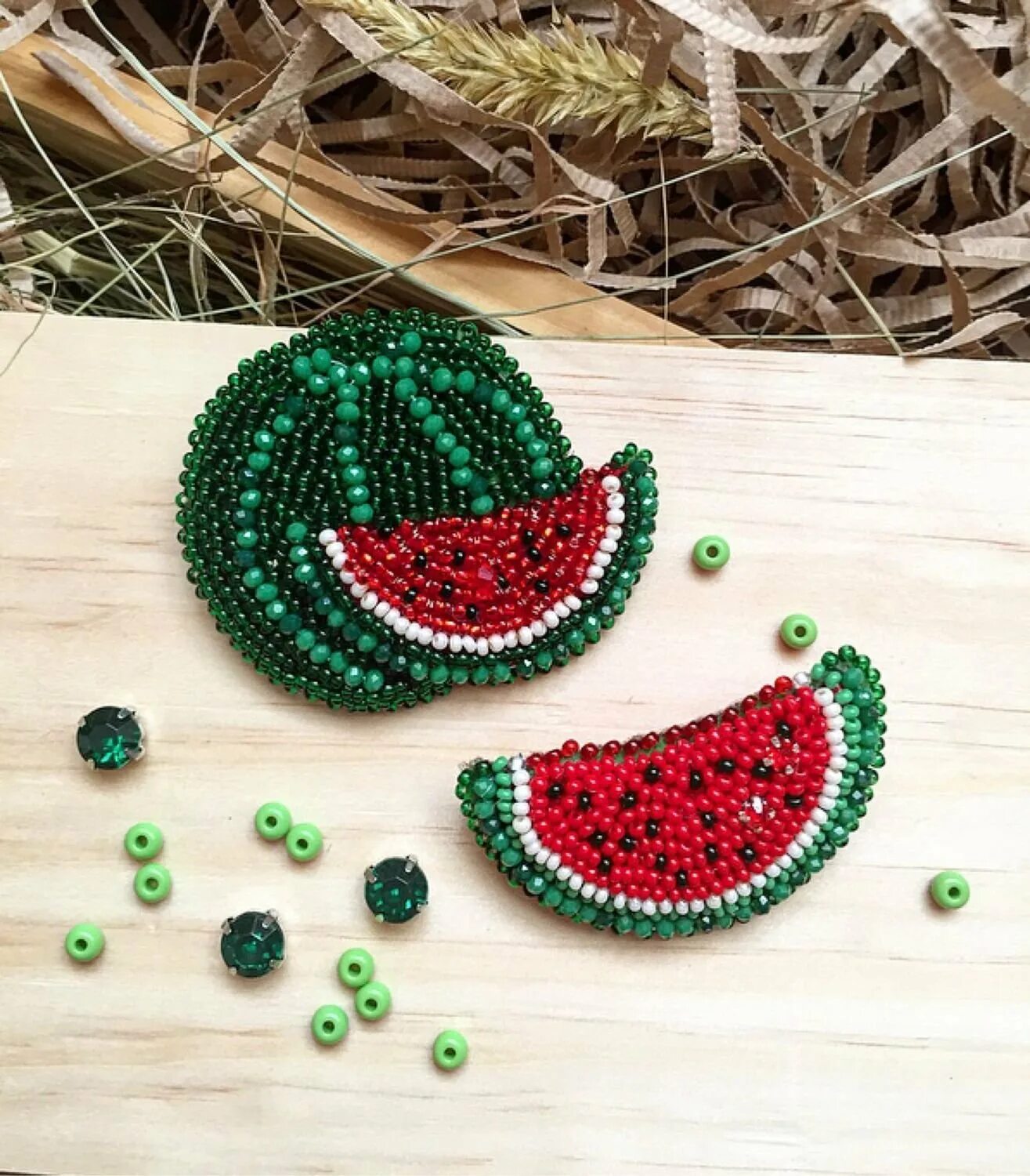 Брошь долька арбуза из бисера. Как сплести из бисера арбуз. Фигурки из бисера арбуз. Арбуз из бисера. Брошь арбуз из бисера.