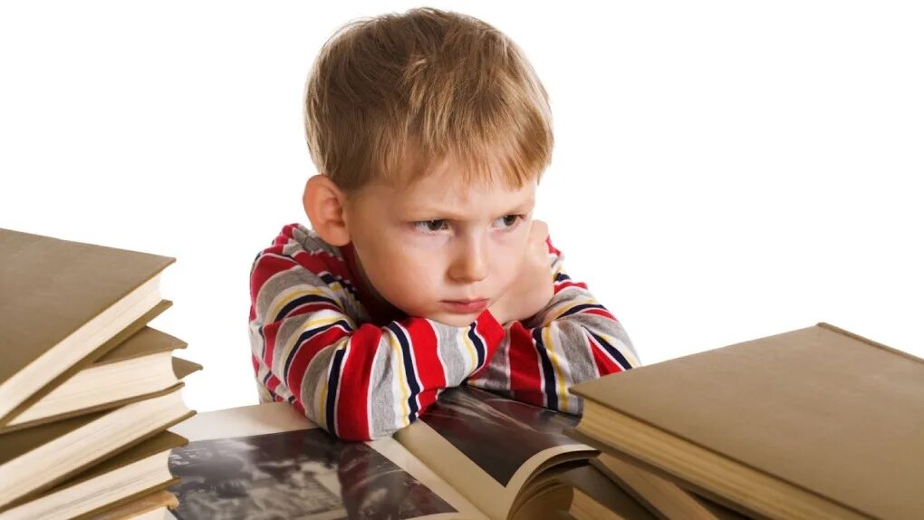Ребенок не хочет учиться. Мальчик учит уроки. Любовь к чтению. Школьник.