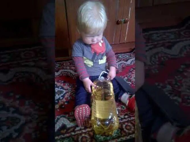 Села на 3х литровую бутылку. Ребенок играет с баклажкой. Алкашонок