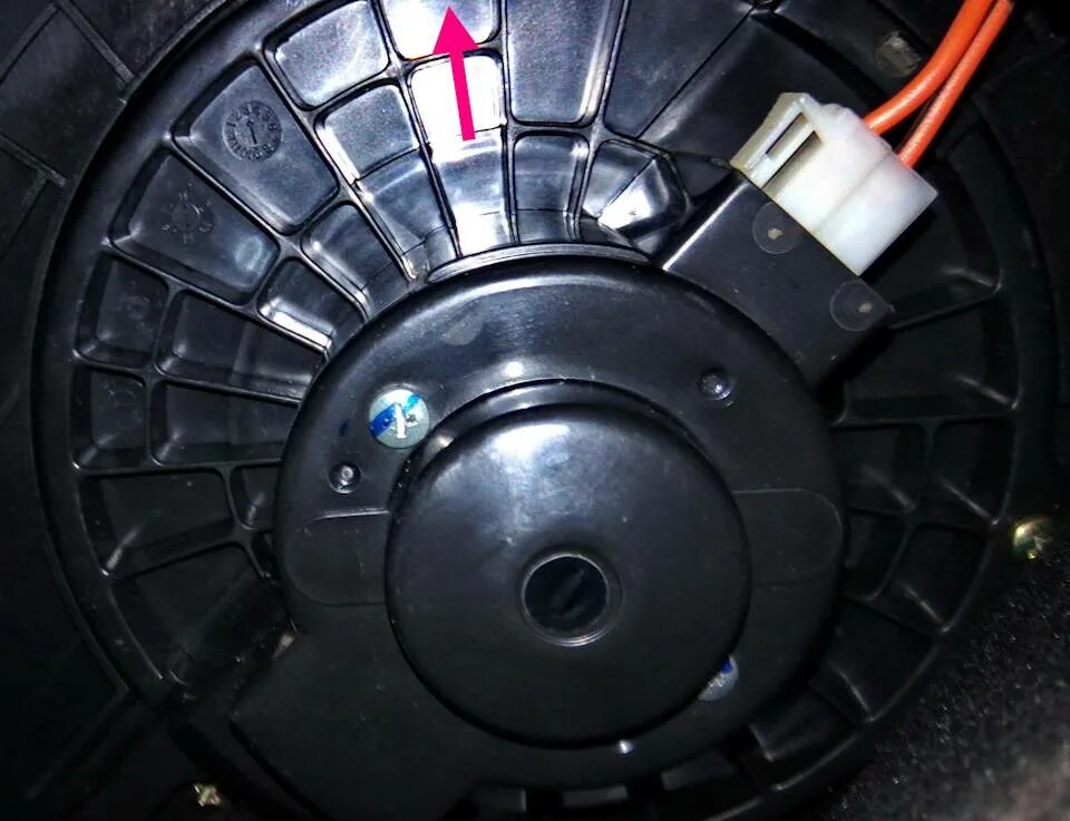 Как поменять вентилятор отопителя. Вентилятор отопителя 2114. Как поменять вентилятор отопителя. Электродвигатель печки пассат б5. Подшипник моторчика печки митсубиси л-200.