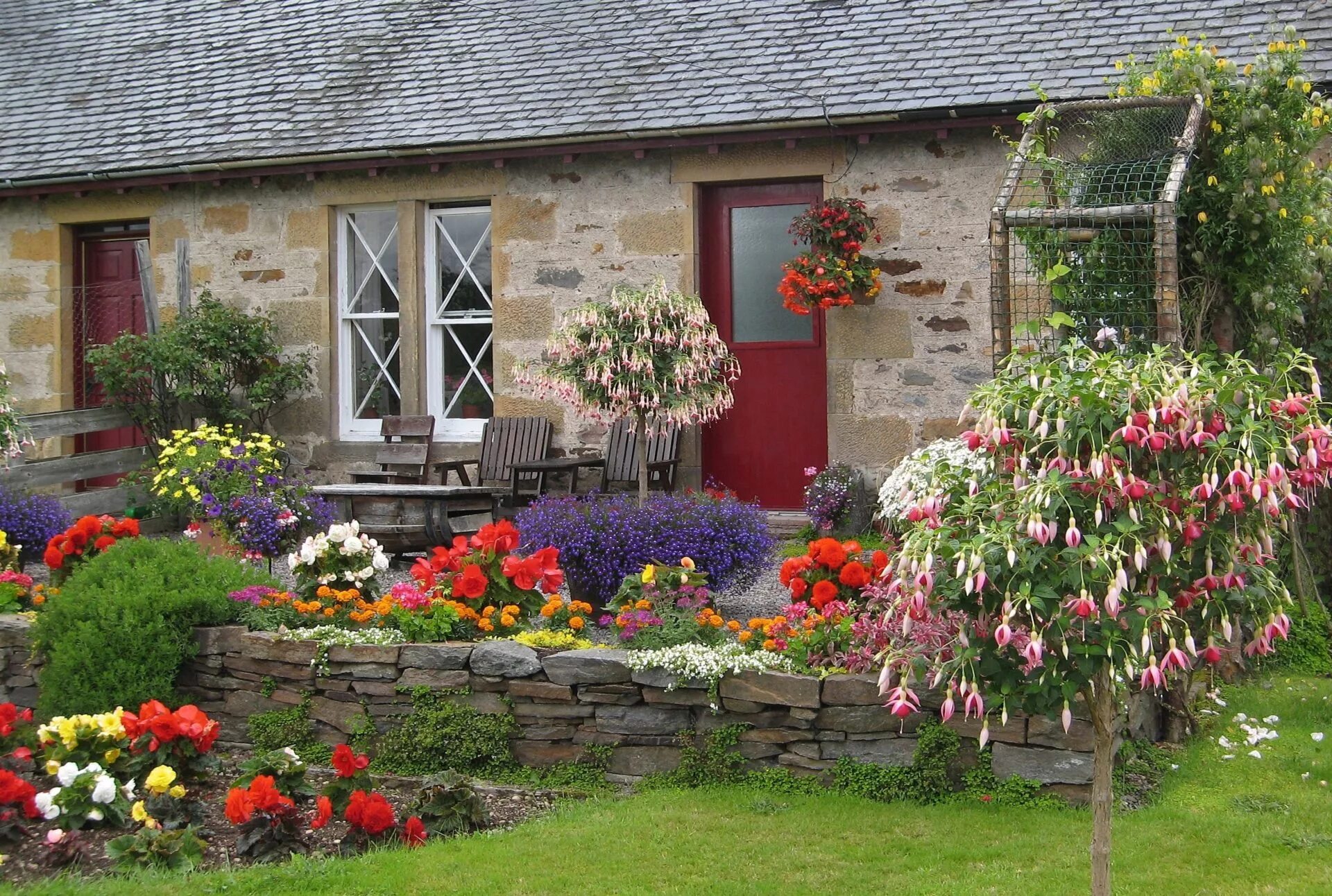 Красивые цветы на дачу фото. Палисадники в Англии. Палисадник Энфилд. Палисадник перед домом Англия. Огородики и палисадники в стиле Кантри.