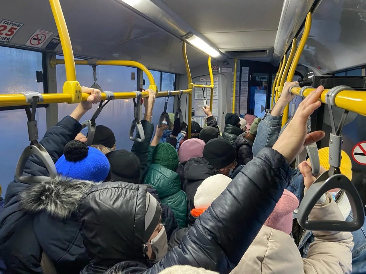 Https aif ru society. Автобус. Общественный транспорт в час пик. Люди в переполненном автобусе. Новый троллейбус.