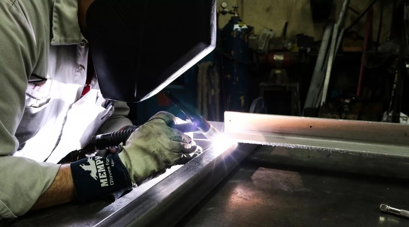сварка. сварка металла на заводе. сварщик металлоконструкций. электросварщик ручной сварки. сварка сварщик.