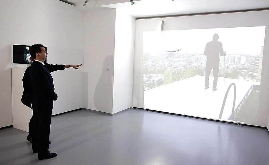 осмотр экспозиции. осмотр экспозиции. осмотр выставки. быковский. ольга свиблова мамм.