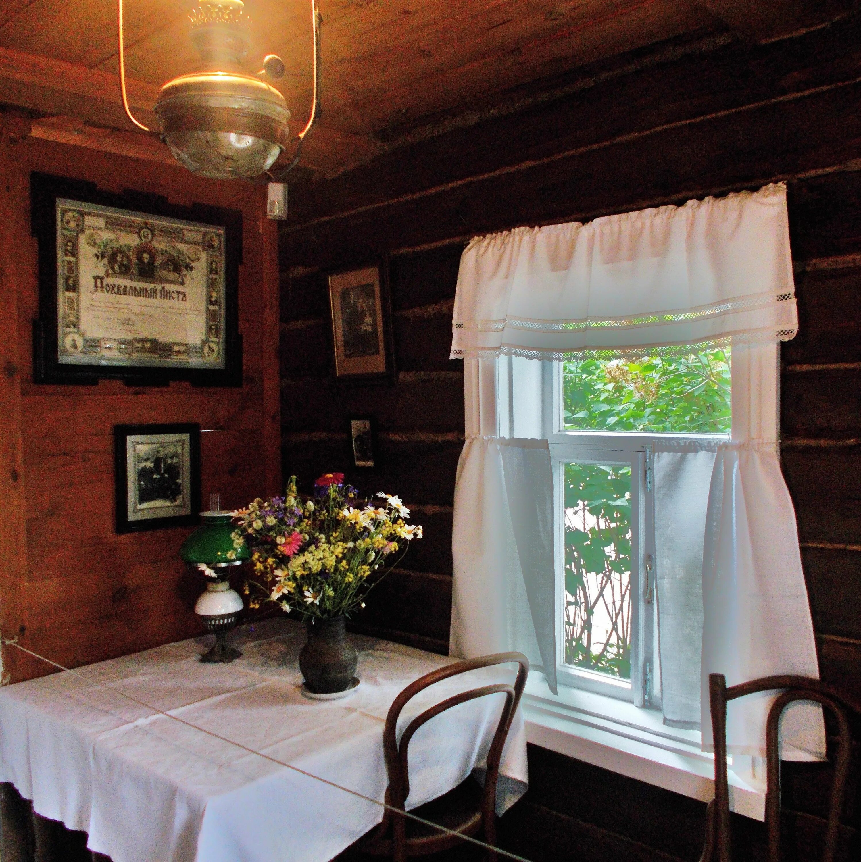 Горница есенина. Карельская изба внутри - горница. Горница светлица. Красный угол в русской избе. Горница в крестьянской избе.