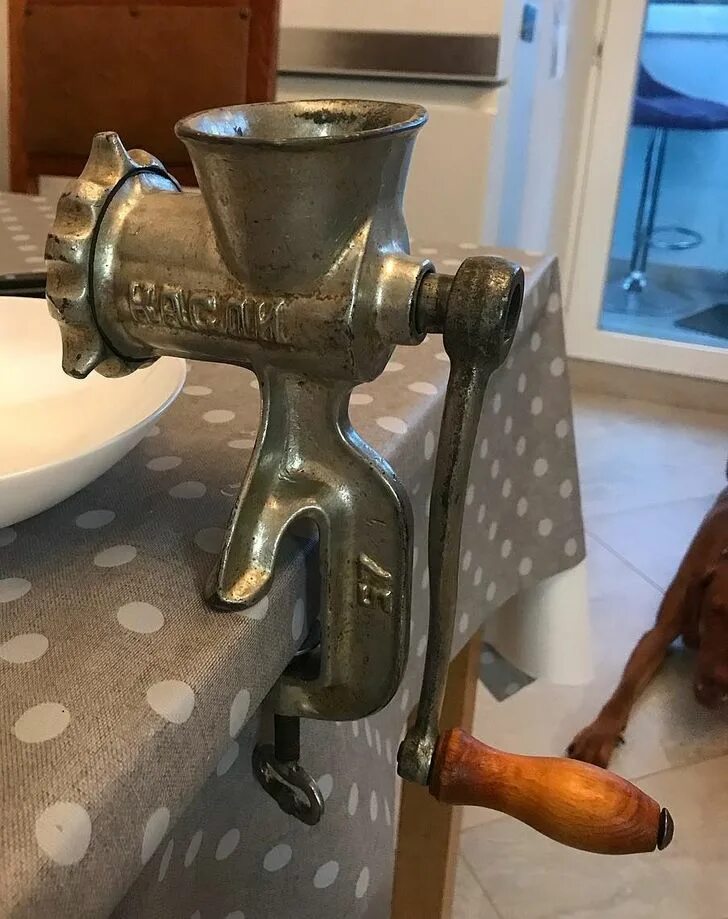 Мясорубка дореволюционная. Мясорубка meat grinder ручная. Мясорубка ручная старая. Старинная мясорубка. Мясорубка антикварная.