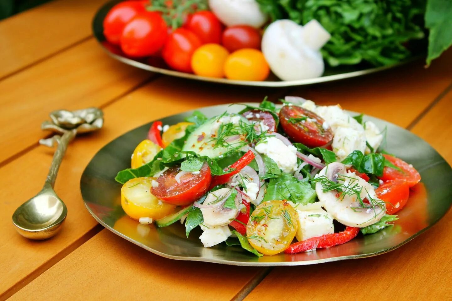 Рецепты со свежих помидор. Овощной салат. Свежий овощной салат. Салат из сырых овощей. Салат с сырыми овощами.