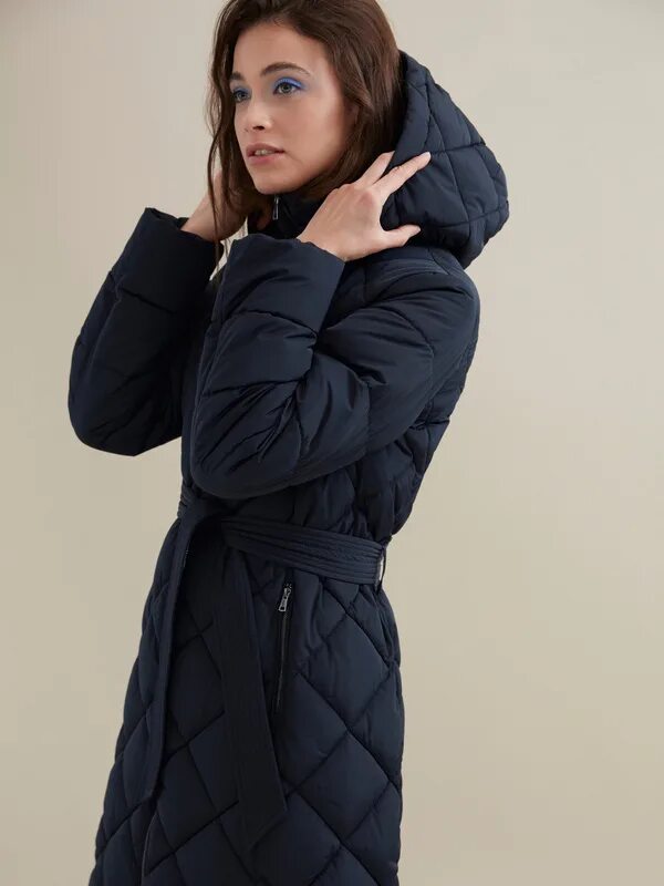 Стеганое пальто женское демисезонное с капюшоном купить. Пальто Zarina 512254103.