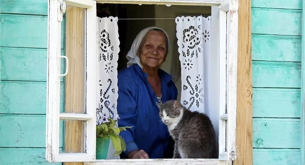 Город где ждут. Бабушка у окна в деревне. Бабушка в деревенском доме. Бабушка в окошке. Деревенский дом старушка.