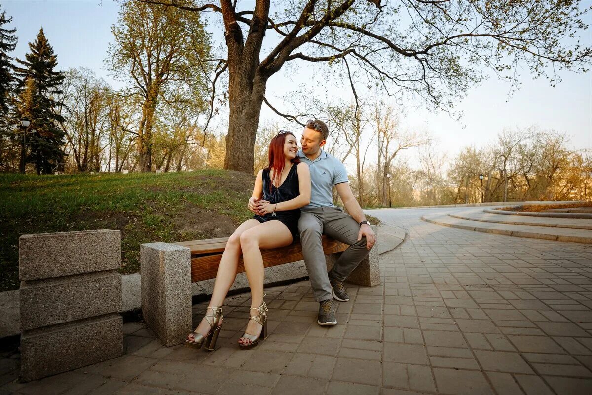 Девушка дает 21. Красивые места минусинска где можно сфотографироваться. Девушка дает 21. Утешение подруги. Парень застегивает платье девушке.