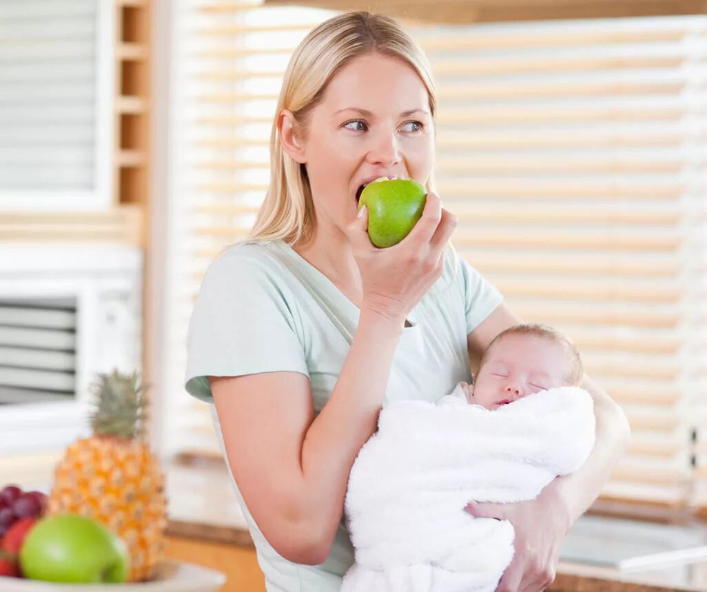Питание детей. Дети за столом. Мама с новорожденным ребенком. Питание матери. Овощи для детей.