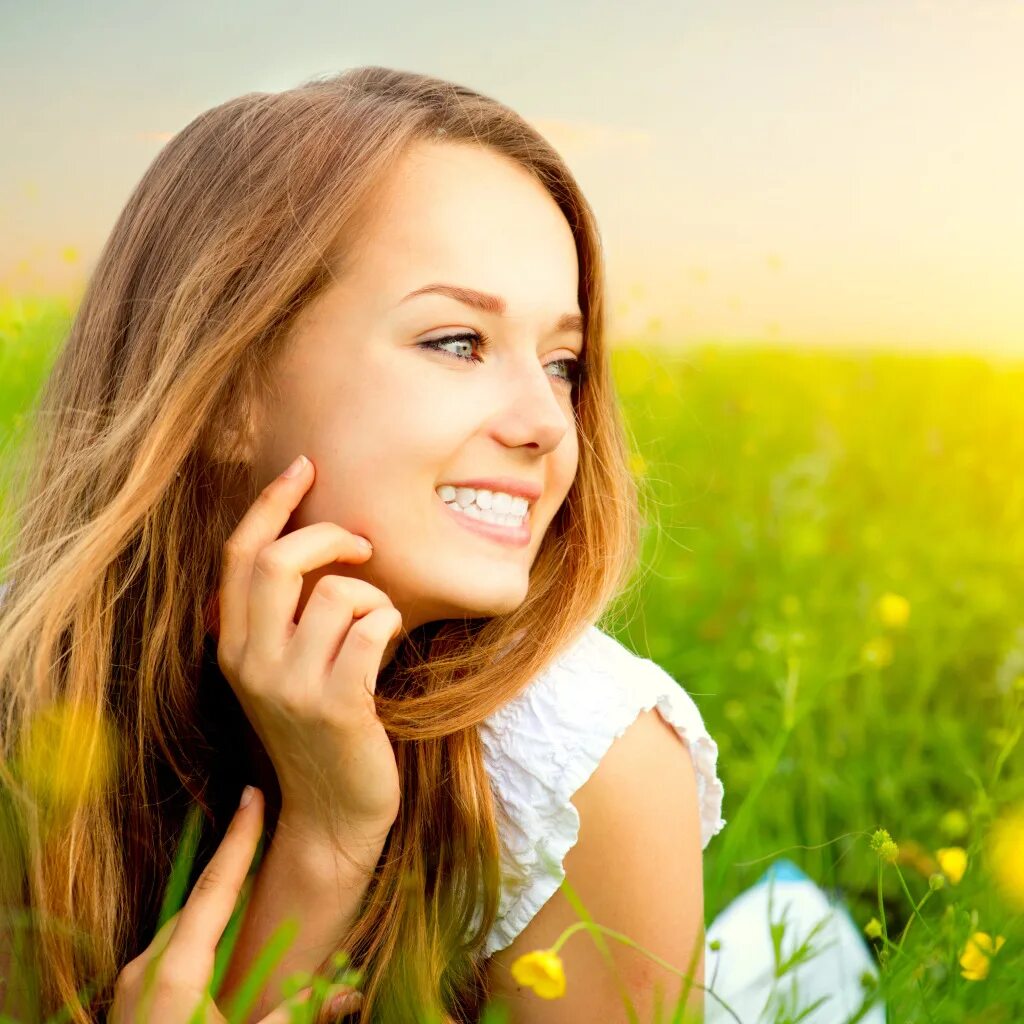 Девушка улыбается прохожим. Девушка в сарафане летом. Фотосессия девушки на природе. Оля балан. Весенняя улыбка.