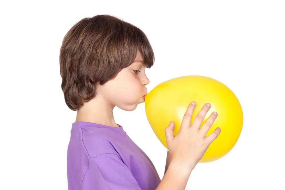 Мальчик надувает шарик арт. Дети надувают шарики. Юноша надувает воздушный шарик. Мальчик надувает воздушный шарик. Дети надувают шары.