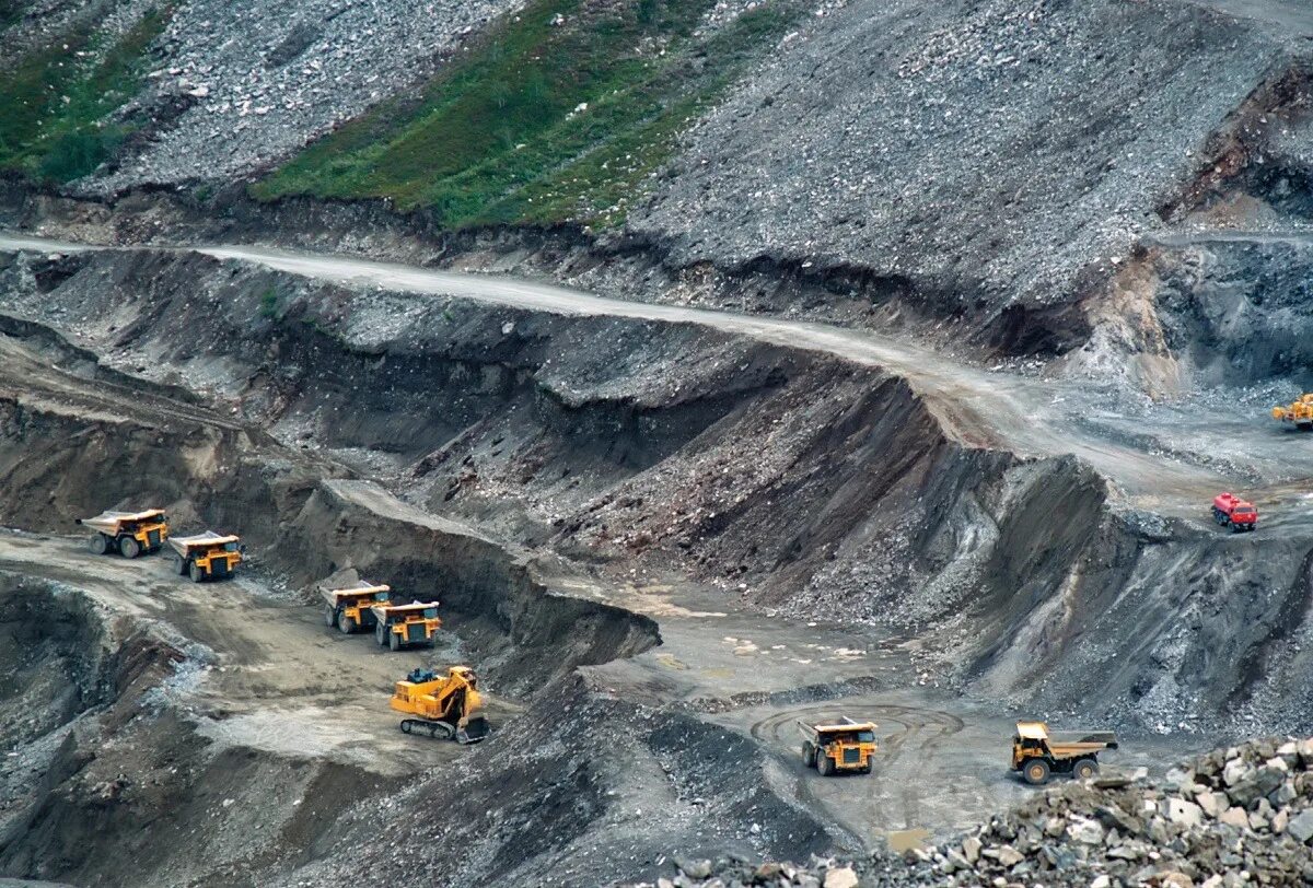 Бадделеит апатитовые формация ковдор. Нефелин минерал. Ресторан плато на горе кировск мурманская область. Кировск рудник расвумчорр. Центральный рудник кировск.