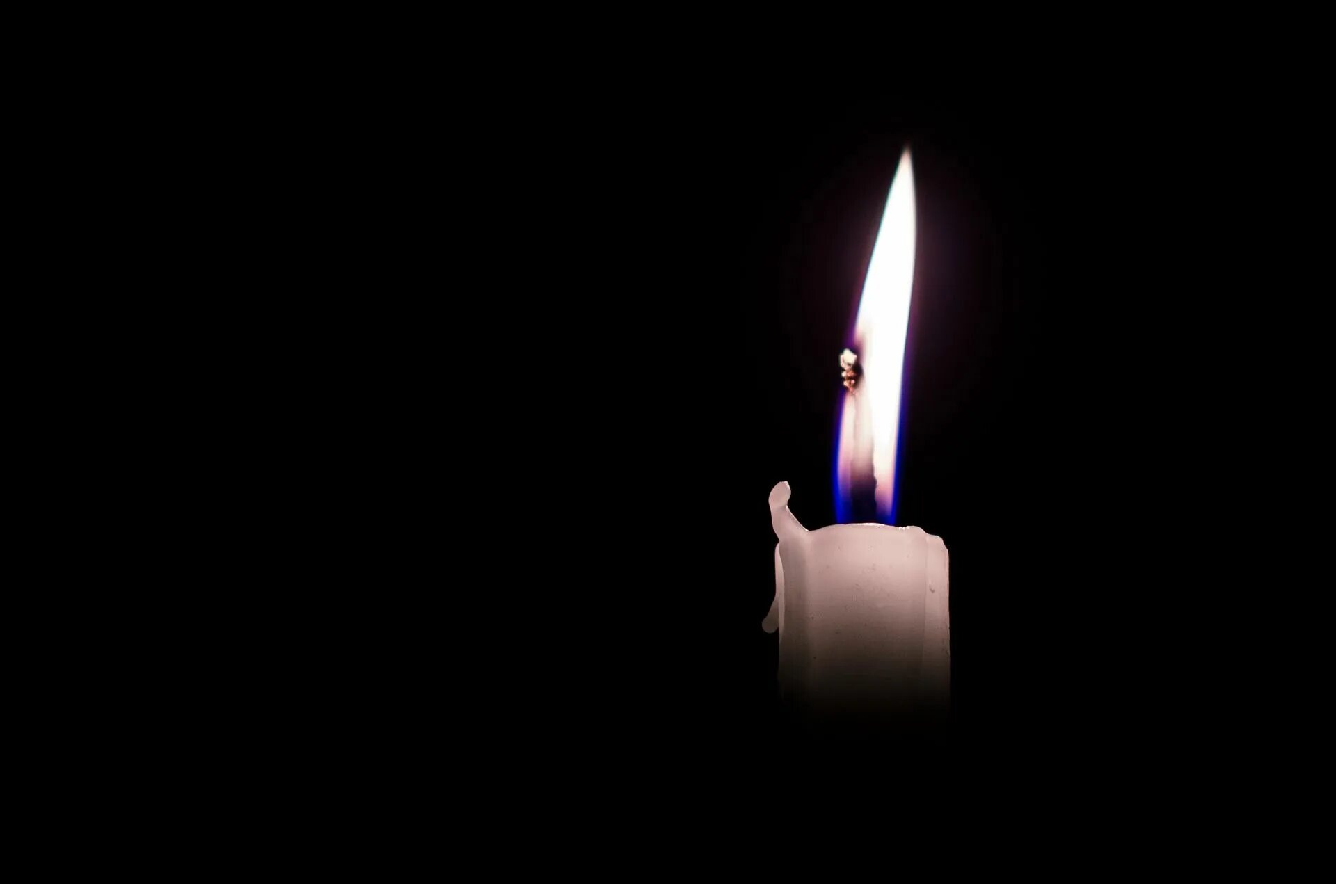 Видео горящей свечи на черном фоне. Свеча на темном фоне. Свеча на черном фоне. Свечка на черном фоне. Свеча в темноте.