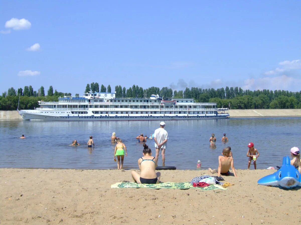 Отдохнуть летом на волге. Балаково Волга пустынный. Пляж в Балаково на Волге. Река Волга в Балаково. Пустынный пляж Балаково.