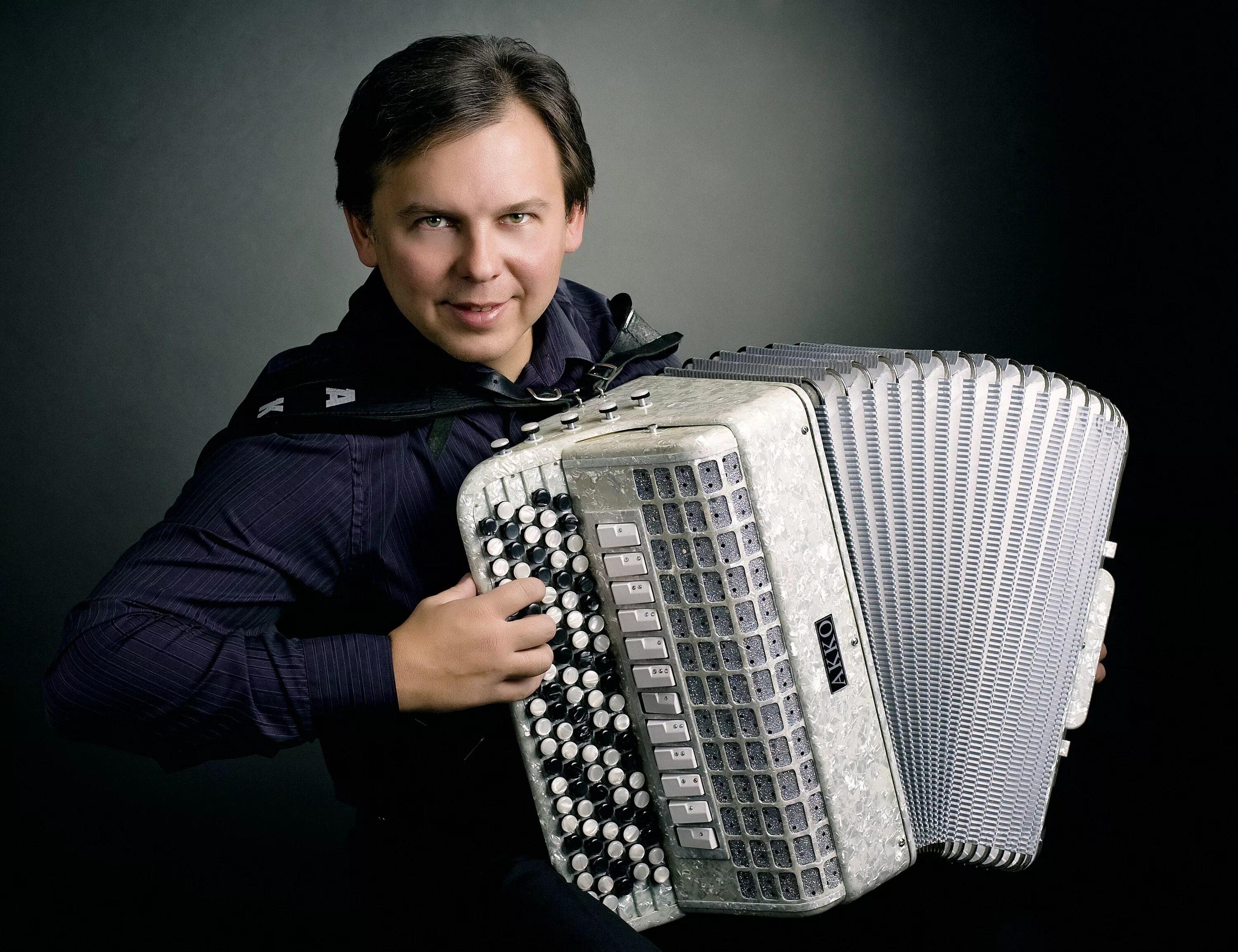 Человек с аккордеоном. Игра на аккордеоне. Пётр матрёничев. Егор матвеевский баянист. Тульская филармония баянисты.