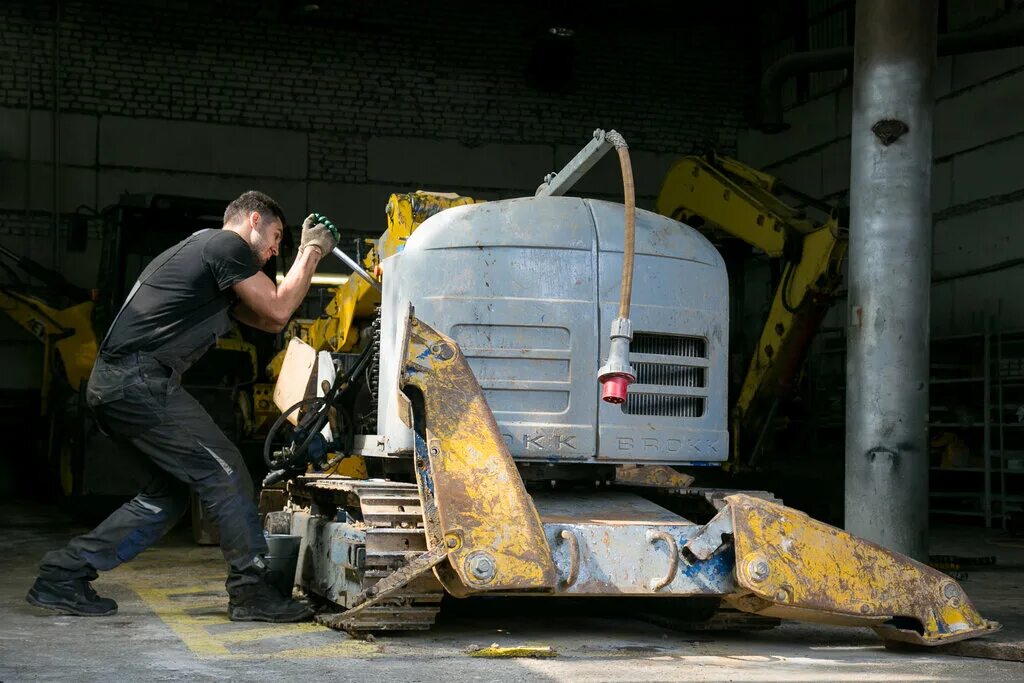сломалась спецтехника. сервисное обслуживание спецтехники. сервис спецтехники. механик строительной техники. сервис строительной техники.