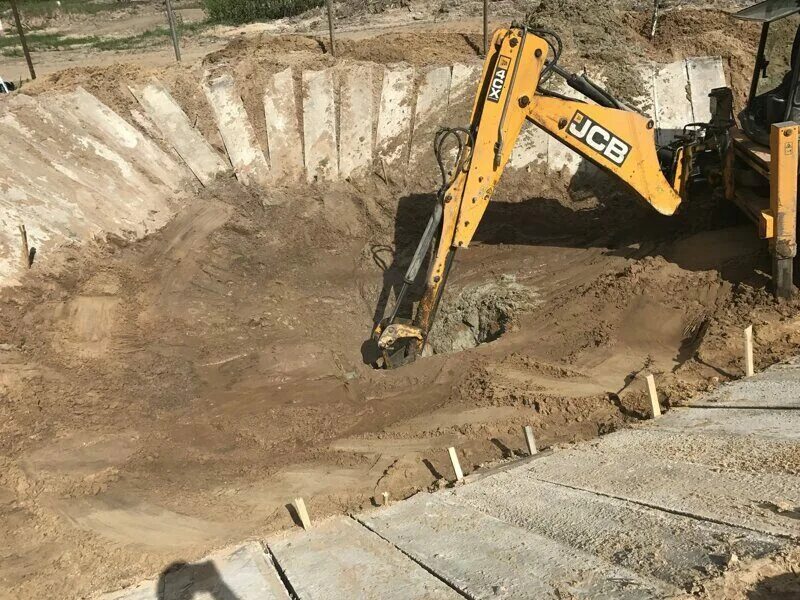 Яму котлован. Экскаватор jcb 3cx копает котлован. экскаватор jcb копает грунт. jcb копает котлован. копка траншей экскаватором.