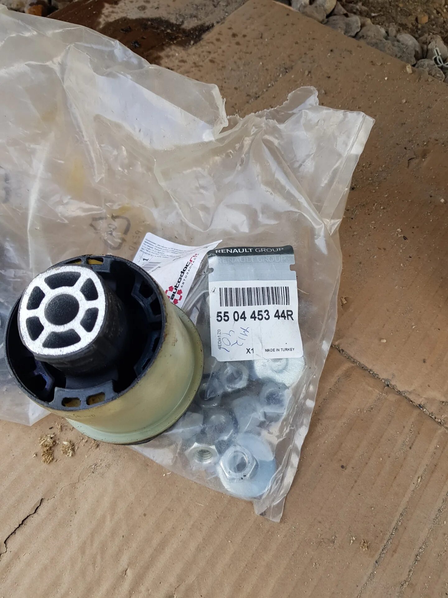 Sasic 9001786. Сайлентблок задней балки рено логан 1 артикул. Сайлентблоки задней балки рено сценик 4. Рено сценик задние сайлентблоки. Сайлентблоки задней балки сценик 3.