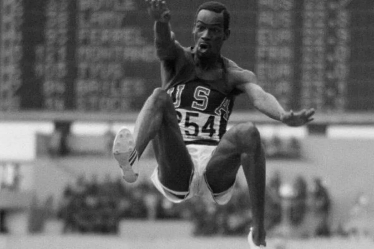 Боб бимон прыжки в длину. Ральф бостон прыжки в длину. bob beamon. бегун рон кларк на олимпиаде в мехико в1968 году. бим бимон прыжок.
