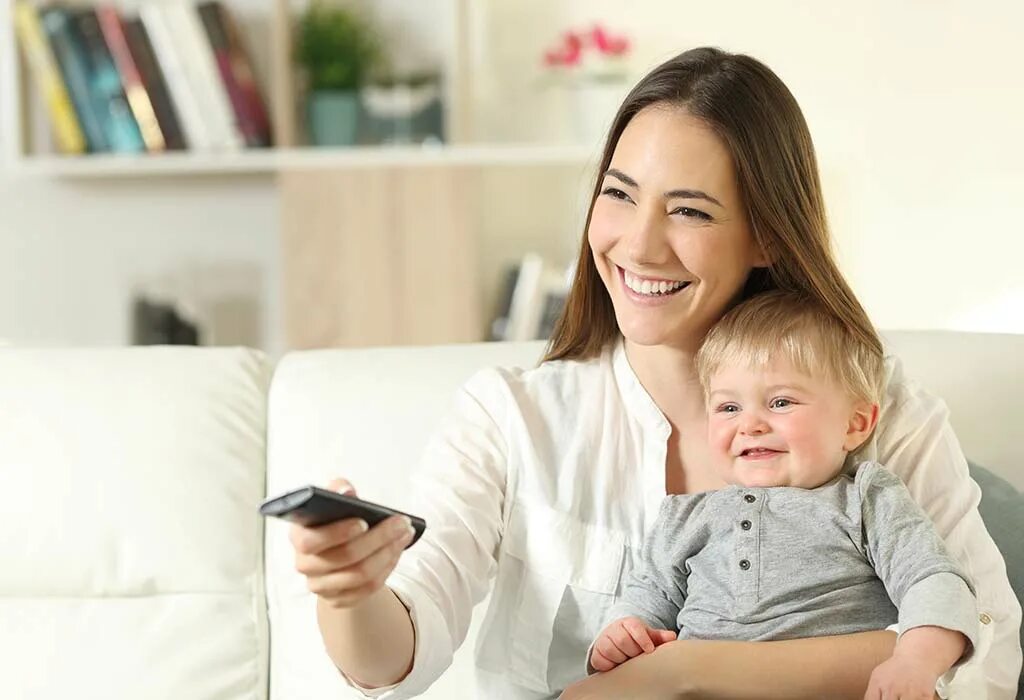 Сон в декрете. Женщина в декрете. Мама укладывает ребенка спать. Mother watch. Счастье матери 2019 вьетнам.