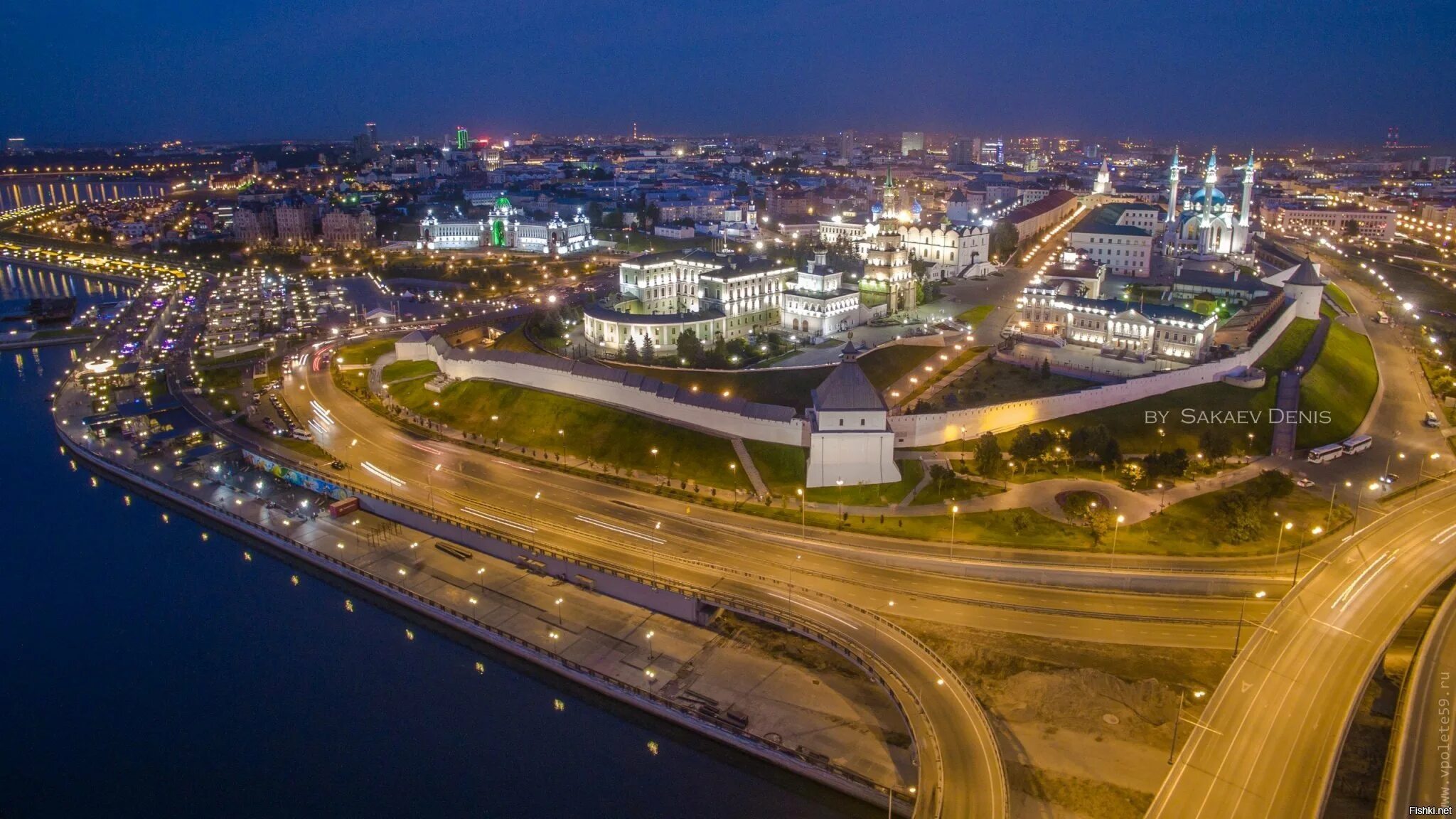 Казань нижний новгород сегодня. Казань Татарстан Набережные. Кремлевская набережная Казань. Кремлевская набережная Казань вид сверху. Ночная Казань — «огни Казани».