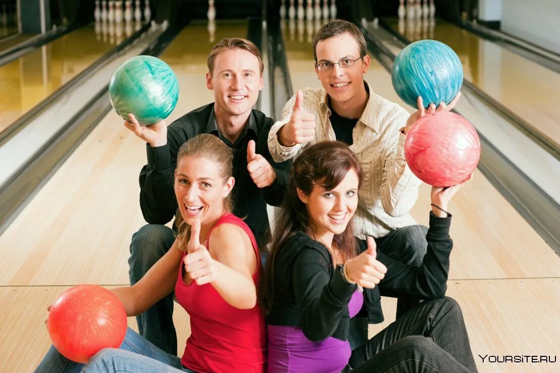 Игра боулинг. Боулинг люди. Каро боулинг. Техника броска в боулинге. Боулинг с друзьями.