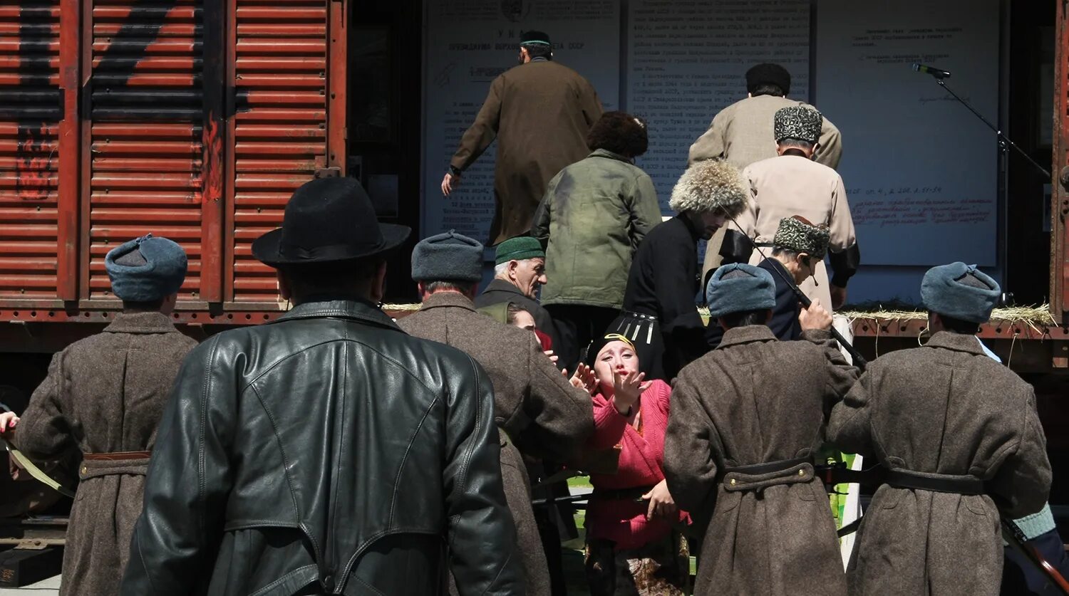 Почему сталин депортировал чеченцев в 1944. Депортация чеченского народа 1944г.. выселение чеченцев и ингушей в 1944. высылка ингушей в 1944. 23 февраля 1944 депортация.