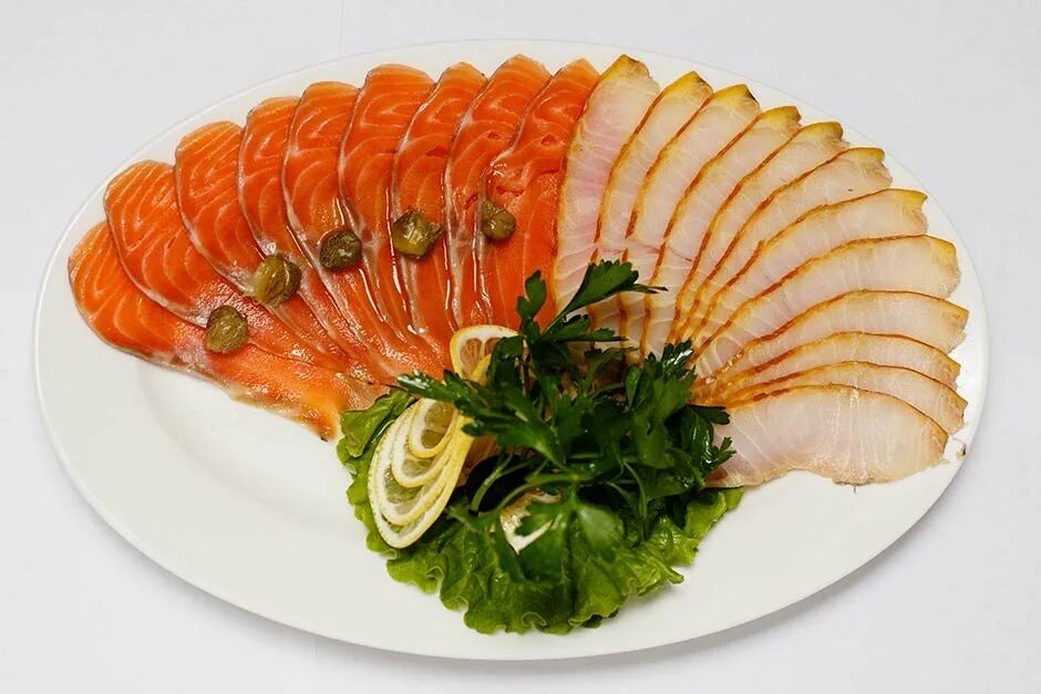 красиво нарезать красную рыбу. рыбная нарезка. украшение рыбной тарелки. сервировка красной рыбы. сервировка красной рыбы.