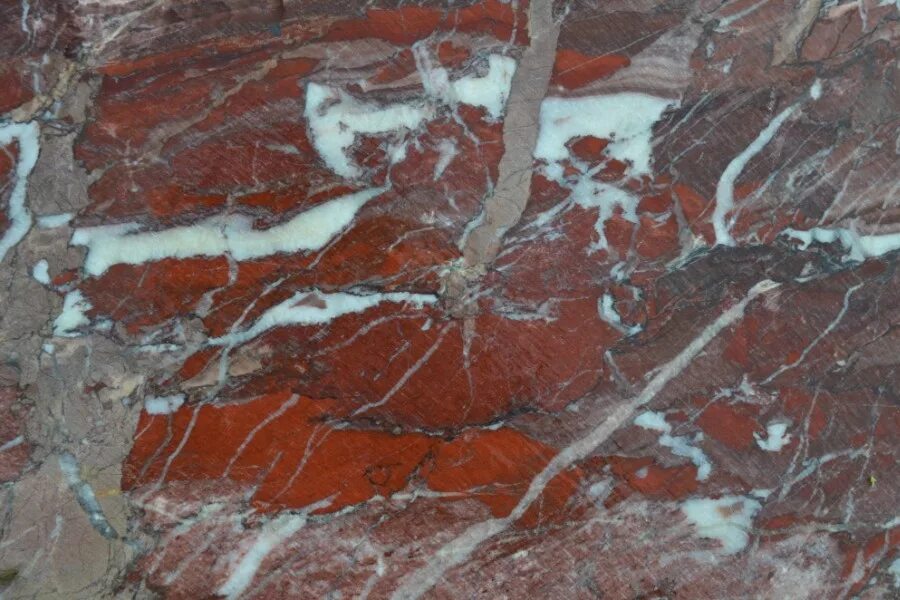 Ороктойское месторождение мрамора. Черный мрамор с рыжими прожилками. Мрамор поверхность. Рифейский мрамор катав ивановск. Ороктойский мрамор.