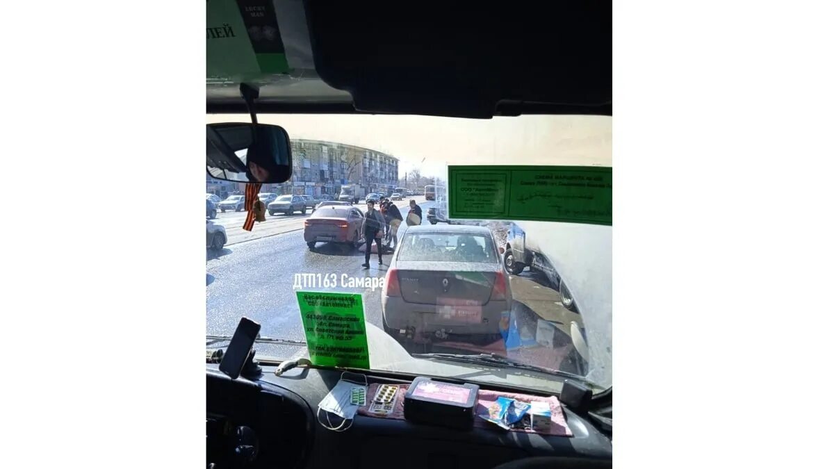 Пассажир открыл двери дтп фото. Автомобиль с открытыми дверями сзади. Ущерб автомобиля. Фото дтп снесли дверь автомобиля. Дтп с открытой дверью автомобиля.