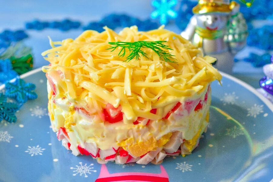 Салат с крабовыми палочками и зеленым салатом. Салат с крабовыми палочками и сыром и яйцом. салат дипломат с крабовыми палочками. слоеный салат с крабовыми палочками. салат с крабовыми палочками и сыром.