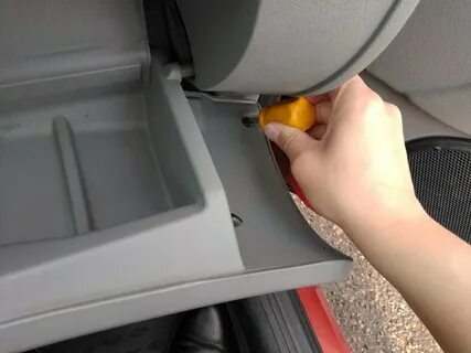 Как открыть бардачок калина 1