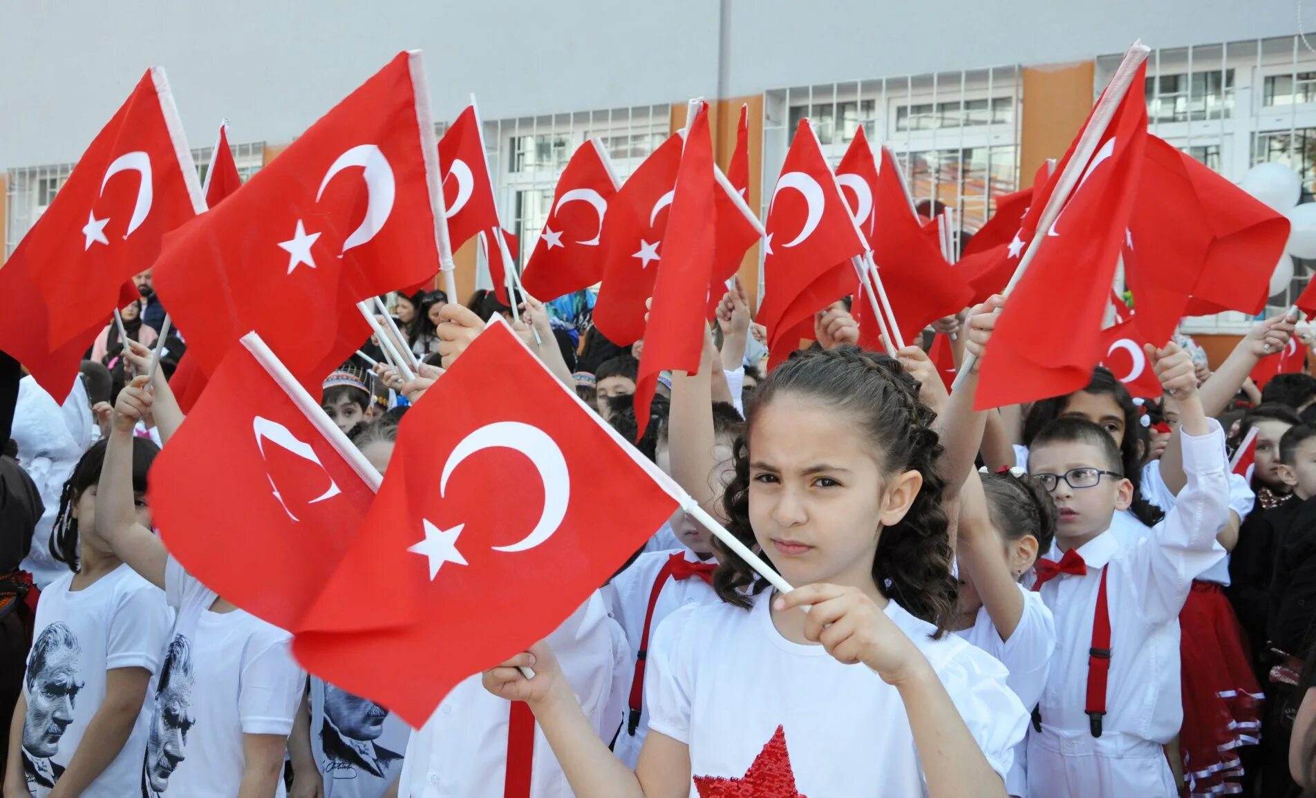 Турция сегодня какой. 23 Nisan праздник в Турции. Турецкие дети. День национального суверенитета и детей в Турции. День национальной независимости и детей Турции.