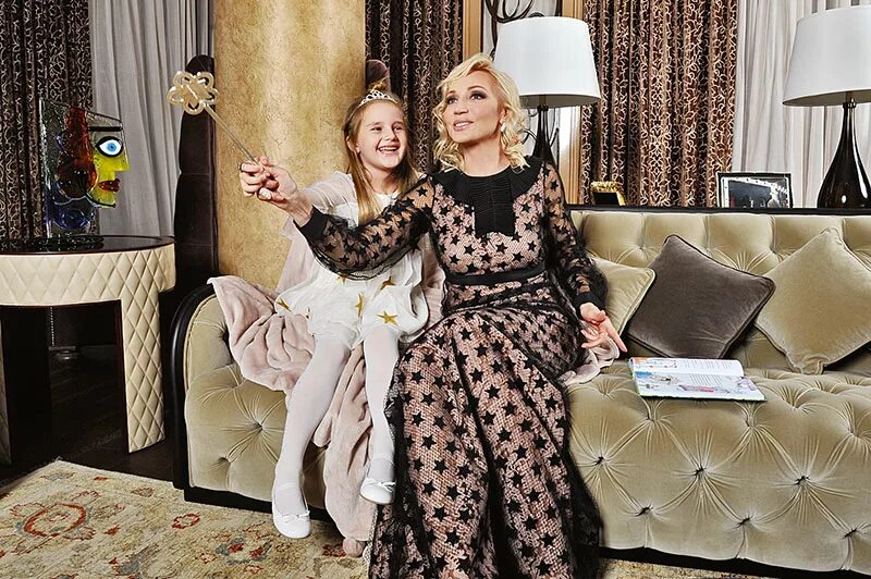 Кристина орбакайте и клавдия земцова. Дочка орбакайте клавдия. Клавдия орбакайте. Клава дочь кристины орбакайте. Дочь кристины орбакайте.